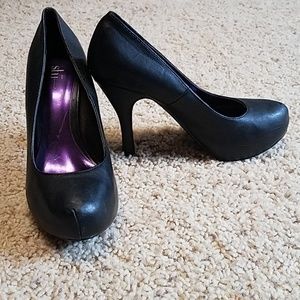 Black Pumps